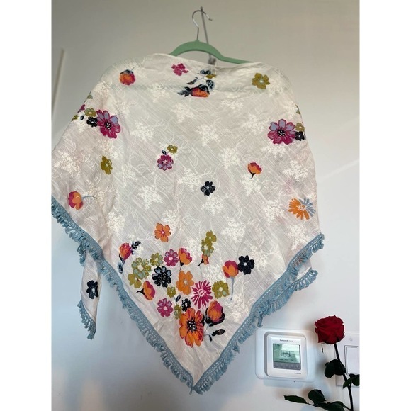 J.JILL embroidered triangle shawl/scarf cream with vivid colors‌‌ - Picture 5 of 9